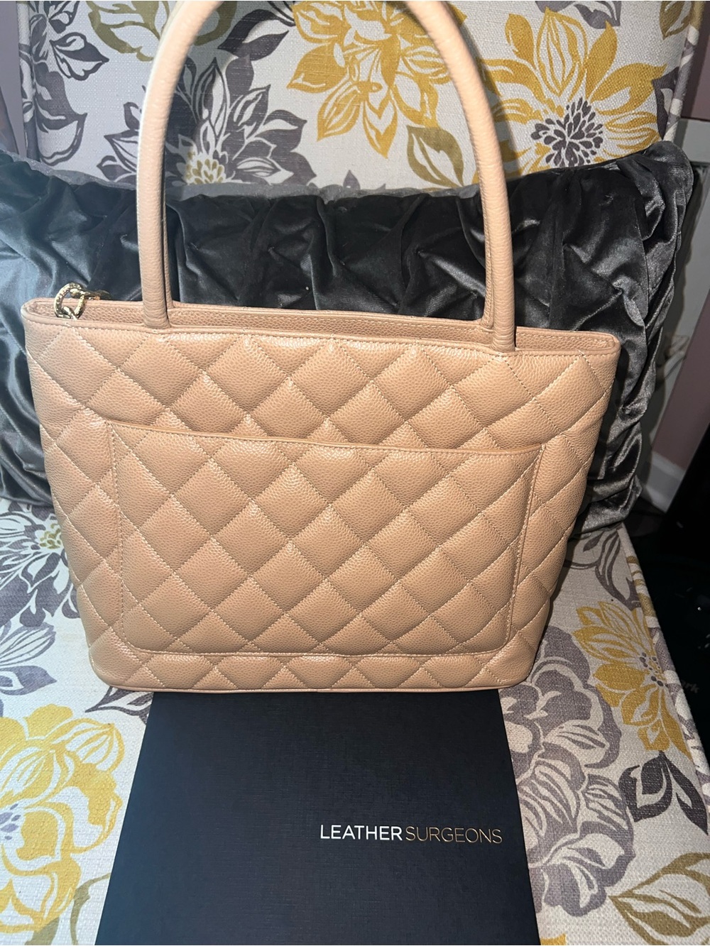Limited Edition, Discontinued Caviar Skin Medallion Tote.  A Rank Condition - Picture 2 of 15